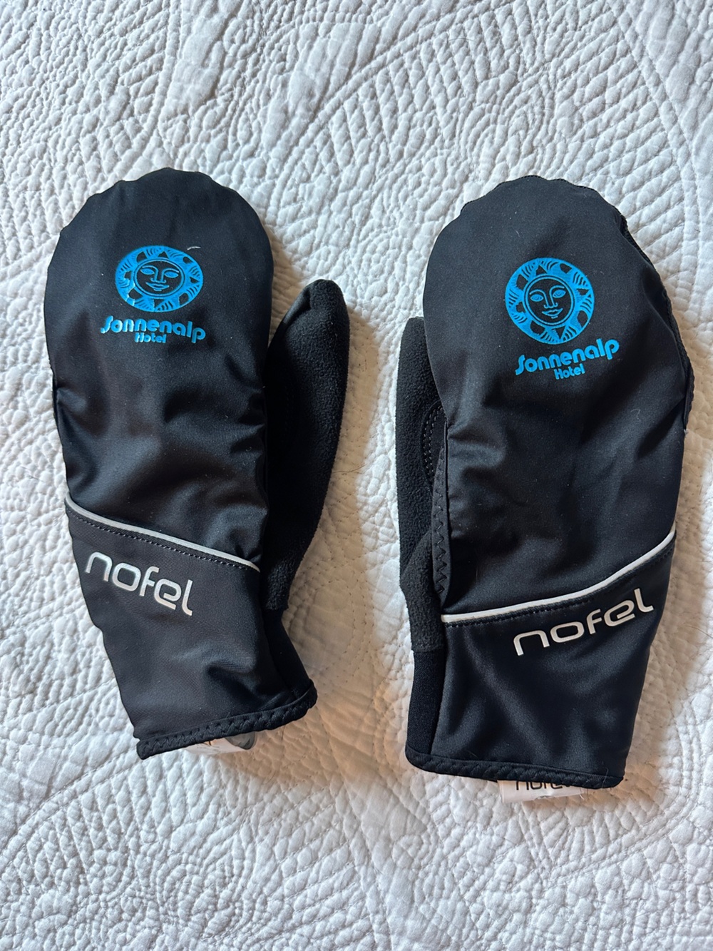Nofel Women’s Black Mittens/gloves